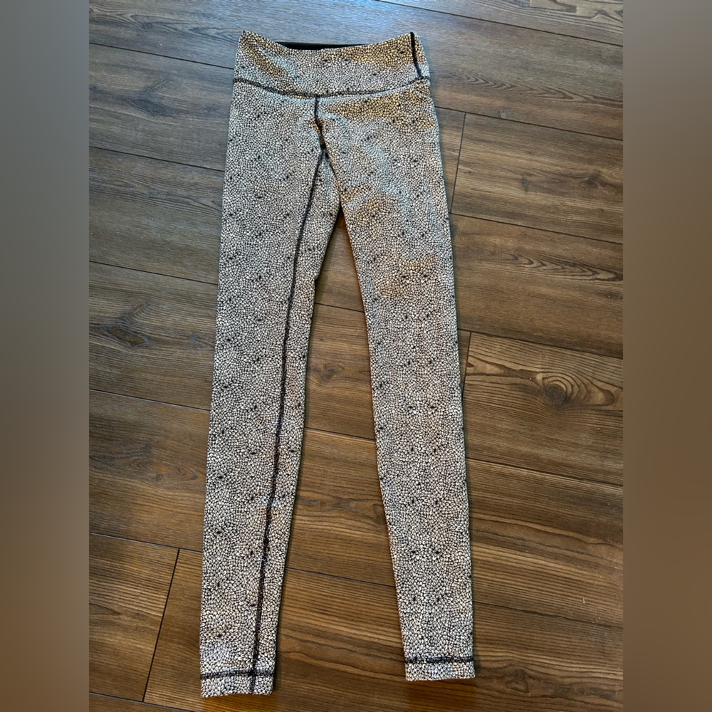 Women’s/girls Lululemon black and white leggings size 2